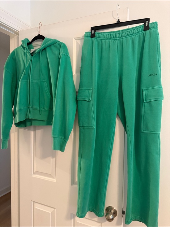 Aritzia Tops - Aritzia Mega Fit Set